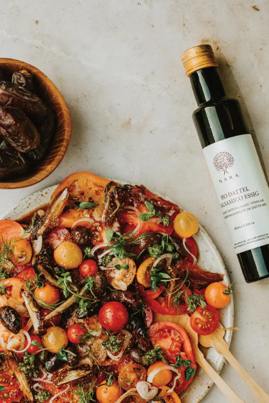 Salată de roșii cu dressing de oțet balsamic de curmale, șalote și măsline